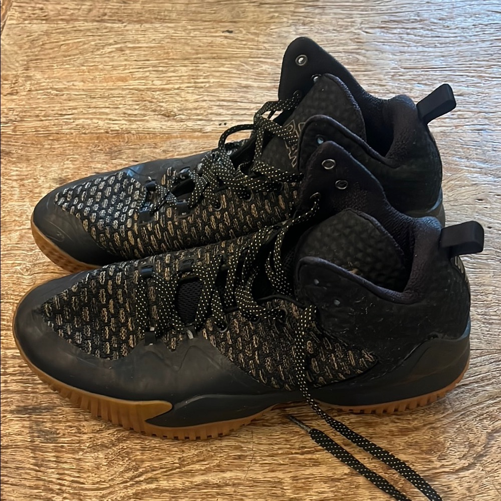 Basketball shoes